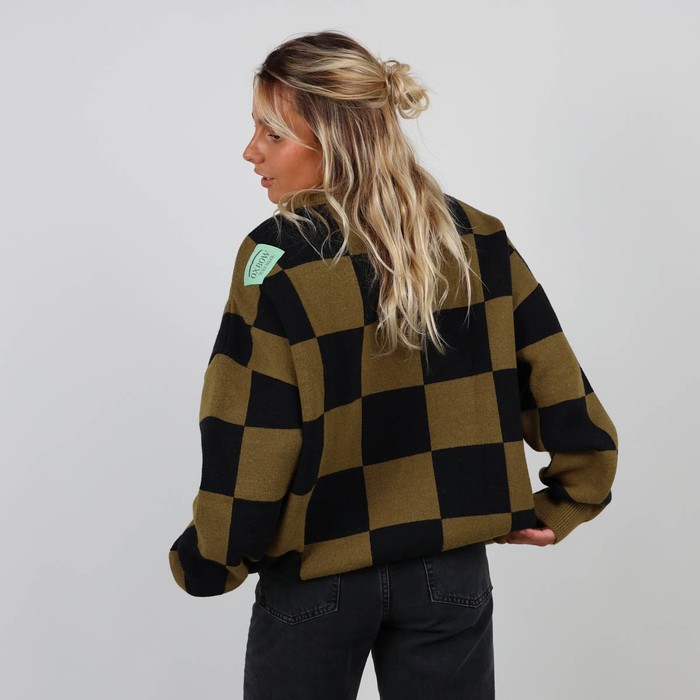 Knitted in the historic workshop in Castres, the double jacquard ALEXANDRE sweater takes up the vintage look of the emblematic pieces of Oxbow's golden age of the 90s. Q2ALEXANDRE