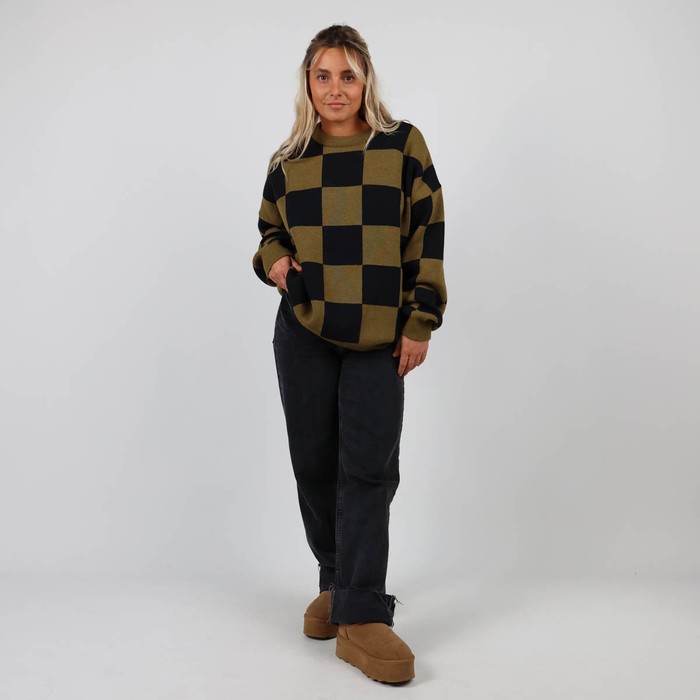 Knitted in the historic workshop in Castres, the double jacquard ALEXANDRE sweater takes up the vintage look of the emblematic pieces of Oxbow's golden age of the 90s. Q2ALEXANDRE