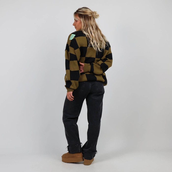 Knitted in the historic workshop in Castres, the double jacquard ALEXANDRE sweater takes up the vintage look of the emblematic pieces of Oxbow's golden age of the 90s. Q2ALEXANDRE