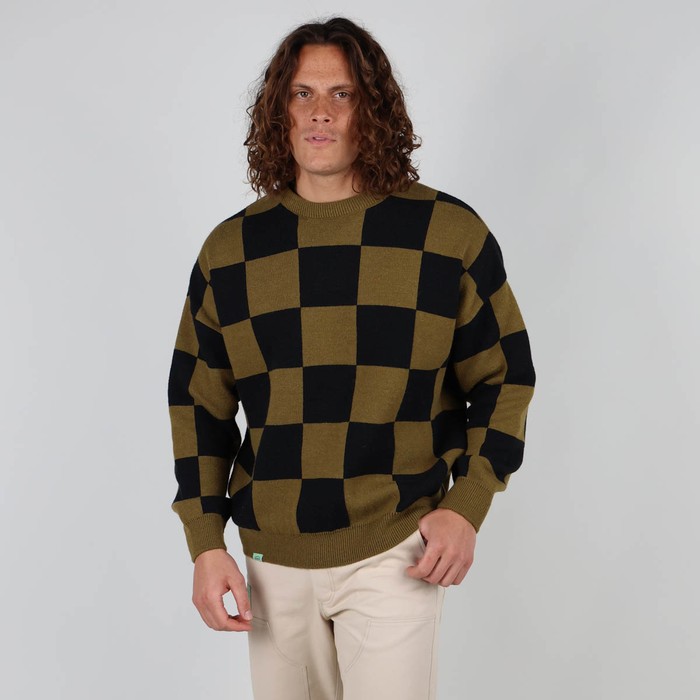 Knitted in the historic workshop in Castres, the double jacquard ALEXANDRE sweater takes up the vintage look of the emblematic pieces of Oxbow's golden age of the 90s. Q2ALEXANDRE