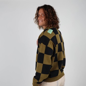 Knitted in the historic workshop in Castres, the double jacquard ALEXANDRE sweater takes up the vintage look of the emblematic pieces of Oxbow's golden age of the 90s. Q2ALEXANDRE