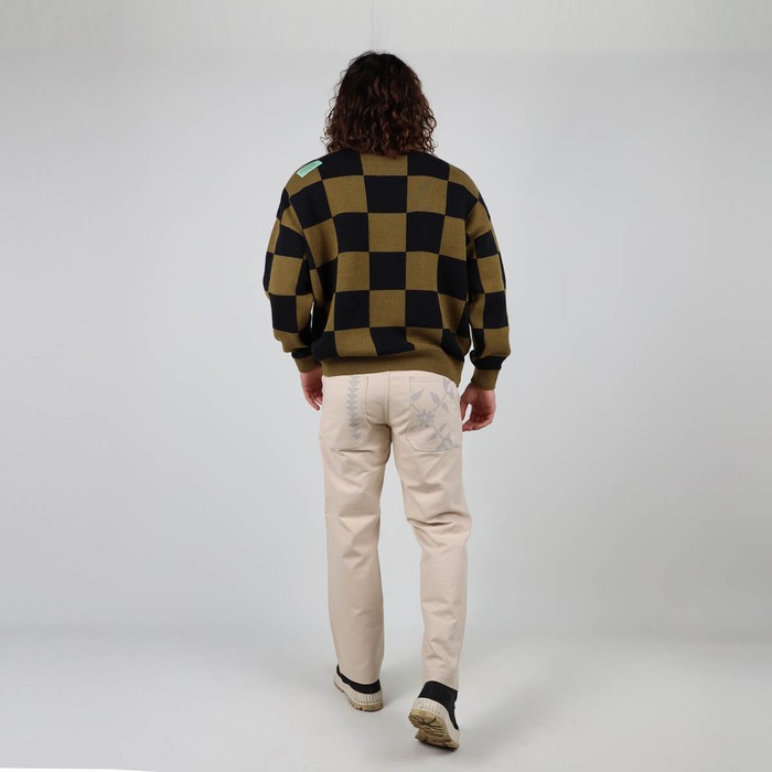 Knitted in the historic workshop in Castres, the double jacquard ALEXANDRE sweater takes up the vintage look of the emblematic pieces of Oxbow's golden age of the 90s. Q2ALEXANDRE