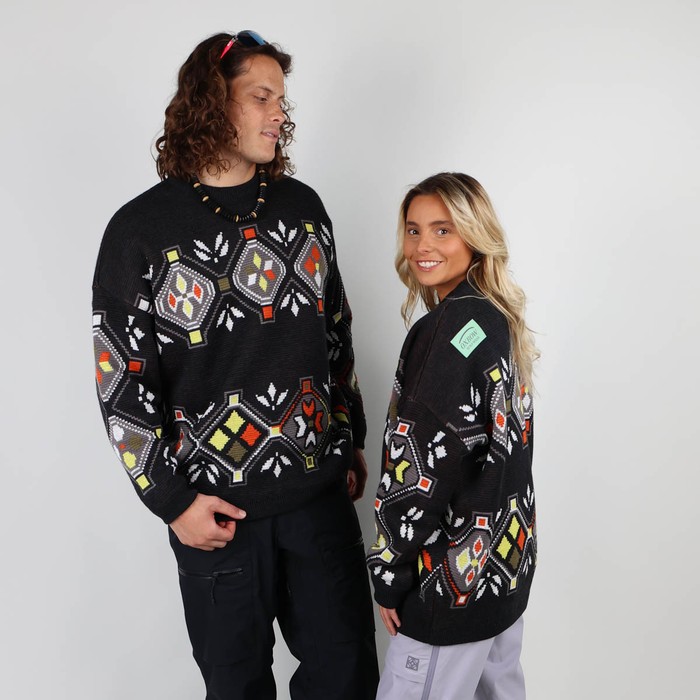 The POHOSNOW jumper takes up the codes of Oxbow jumpers from the 90s, and adds a touch of modernity thanks to its windproof lining, which will allow you to wear it all winter long, both inside and outside. And on top of that, it is made in France! Q2POHOSNOW