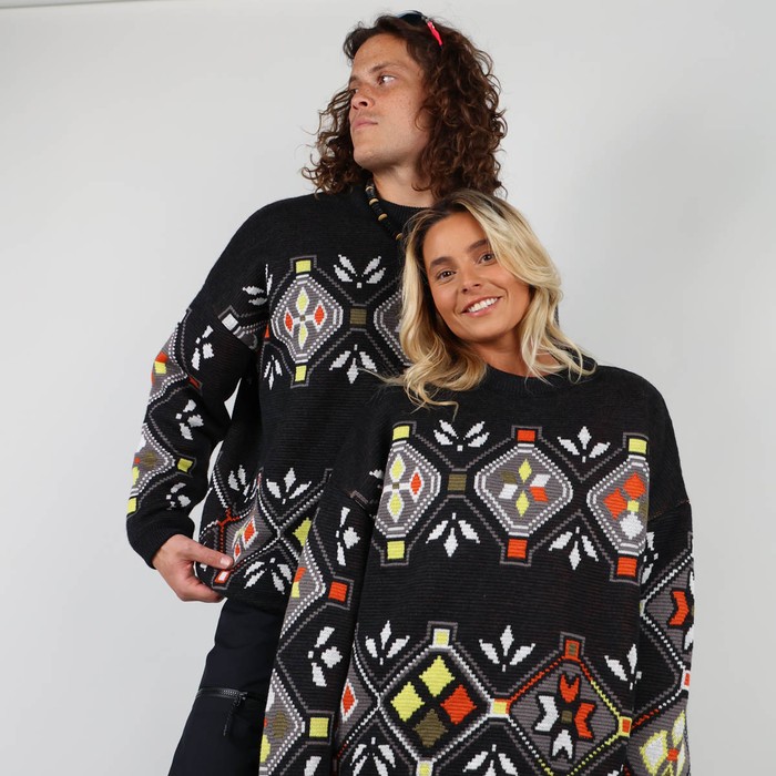 The POHOSNOW jumper takes up the codes of Oxbow jumpers from the 90s, and adds a touch of modernity thanks to its windproof lining, which will allow you to wear it all winter long, both inside and outside. And on top of that, it is made in France! Q2POHOSNOW