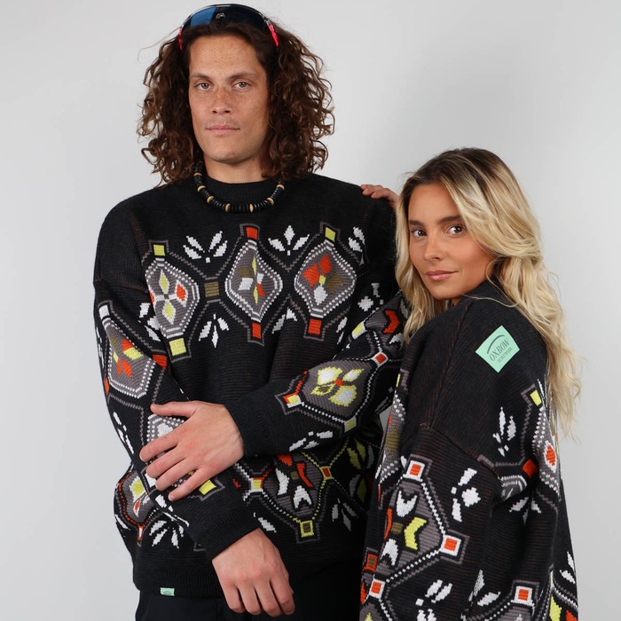 The POHOSNOW jumper takes up the codes of Oxbow jumpers from the 90s, and adds a touch of modernity thanks to its windproof lining, which will allow you to wear it all winter long, both inside and outside. And on top of that, it is made in France! Q2POHOSNOW