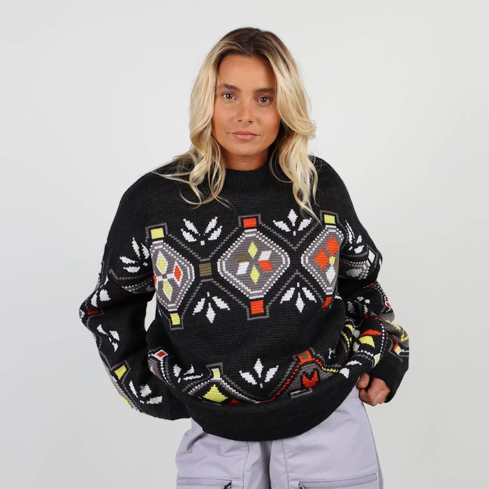 The POHOSNOW jumper takes up the codes of Oxbow jumpers from the 90s, and adds a touch of modernity thanks to its windproof lining, which will allow you to wear it all winter long, both inside and outside. And on top of that, it is made in France! Q2POHOSNOW