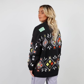 The POHOSNOW jumper takes up the codes of Oxbow jumpers from the 90s, and adds a touch of modernity thanks to its windproof lining, which will allow you to wear it all winter long, both inside and outside. And on top of that, it is made in France! Q2POHOSNOW