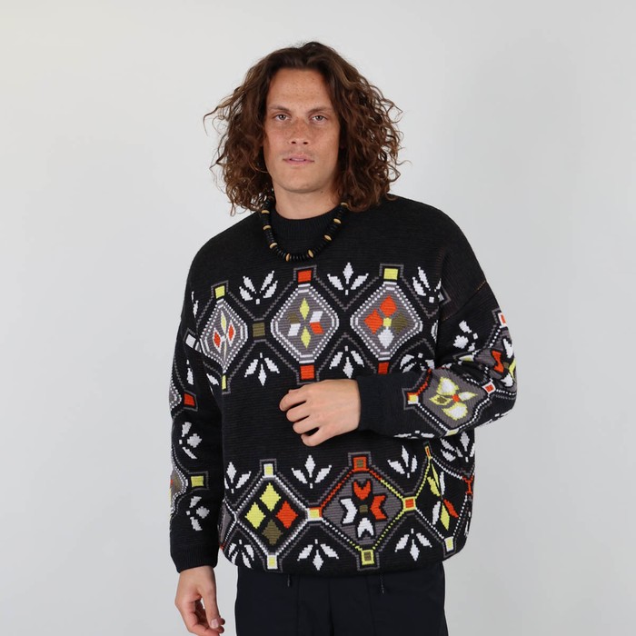 The POHOSNOW jumper takes up the codes of Oxbow jumpers from the 90s, and adds a touch of modernity thanks to its windproof lining, which will allow you to wear it all winter long, both inside and outside. And on top of that, it is made in France! Q2POHOSNOW