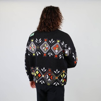 The POHOSNOW jumper takes up the codes of Oxbow jumpers from the 90s, and adds a touch of modernity thanks to its windproof lining, which will allow you to wear it all winter long, both inside and outside. And on top of that, it is made in France! Q2POHOSNOW