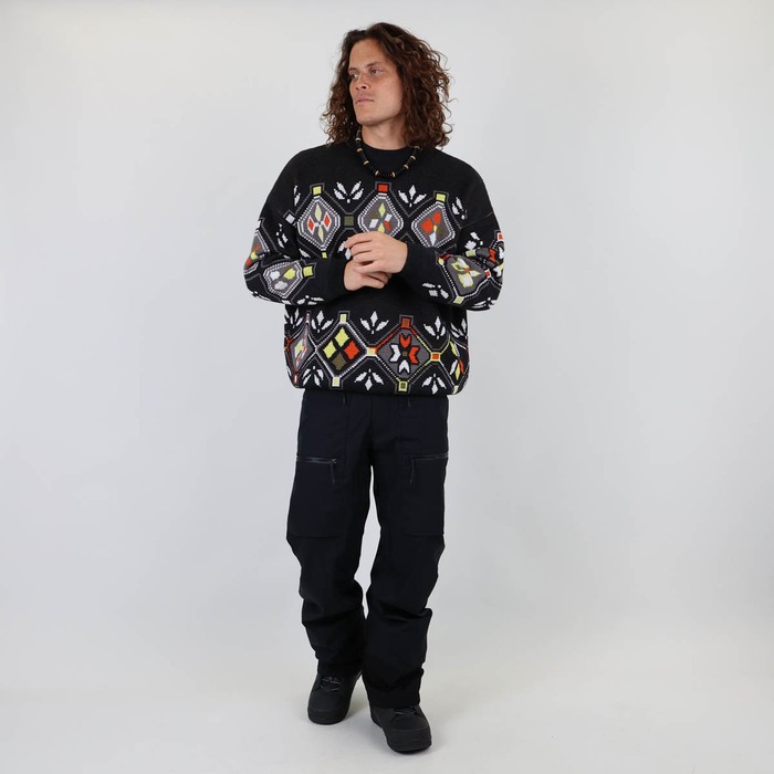 The POHOSNOW jumper takes up the codes of Oxbow jumpers from the 90s, and adds a touch of modernity thanks to its windproof lining, which will allow you to wear it all winter long, both inside and outside. And on top of that, it is made in France! Q2POHOSNOW