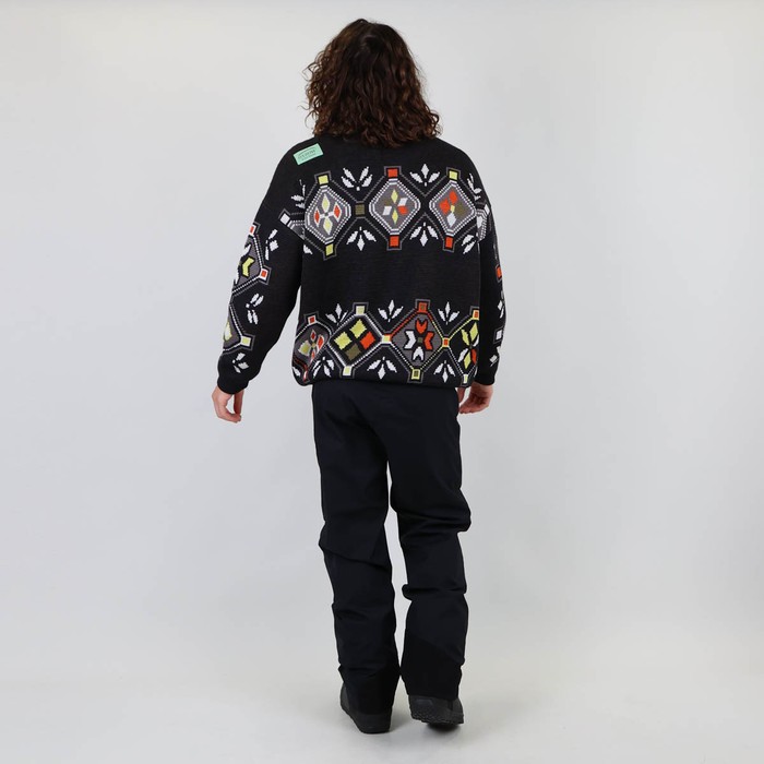 The POHOSNOW jumper takes up the codes of Oxbow jumpers from the 90s, and adds a touch of modernity thanks to its windproof lining, which will allow you to wear it all winter long, both inside and outside. And on top of that, it is made in France! Q2POHOSNOW