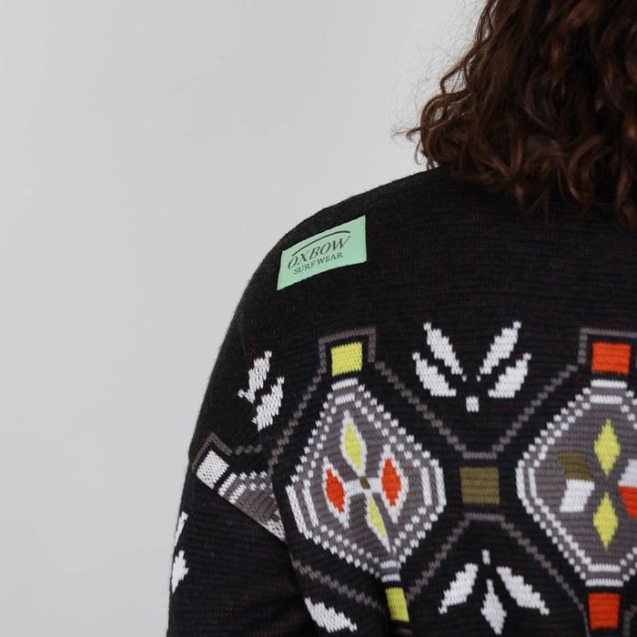 The POHOSNOW jumper takes up the codes of Oxbow jumpers from the 90s, and adds a touch of modernity thanks to its windproof lining, which will allow you to wear it all winter long, both inside and outside. And on top of that, it is made in France! Q2POHOSNOW