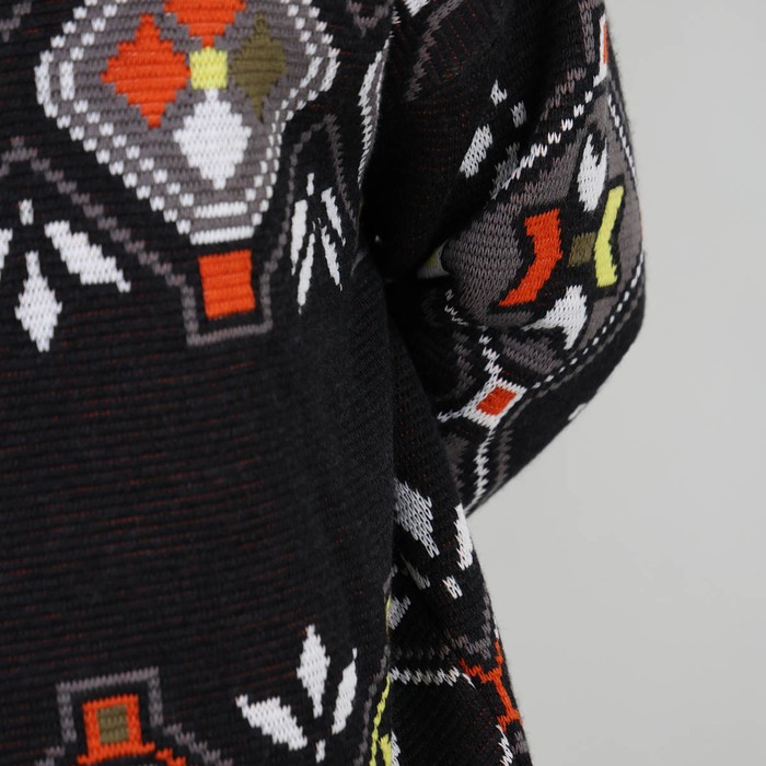 The POHOSNOW jumper takes up the codes of Oxbow jumpers from the 90s, and adds a touch of modernity thanks to its windproof lining, which will allow you to wear it all winter long, both inside and outside. And on top of that, it is made in France! Q2POHOSNOW