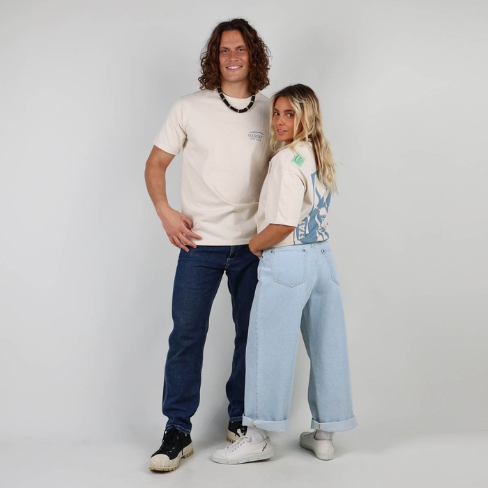 The iconic Oxbow t-shirt: made in France, a loose fit, a very heavy 290g jersey, the label on the shoulder, and an exclusive animation straight out of our archives. Q2FABRICE