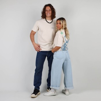 The iconic Oxbow t-shirt: made in France, a loose fit, a very heavy 290g jersey, the label on the shoulder, and an exclusive animation straight out of our archives. Q2FABRICE