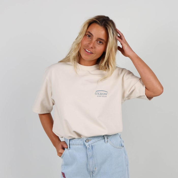 The iconic Oxbow t-shirt: made in France, a loose fit, a very heavy 290g jersey, the label on the shoulder, and an exclusive animation straight out of our archives. Q2FABRICE