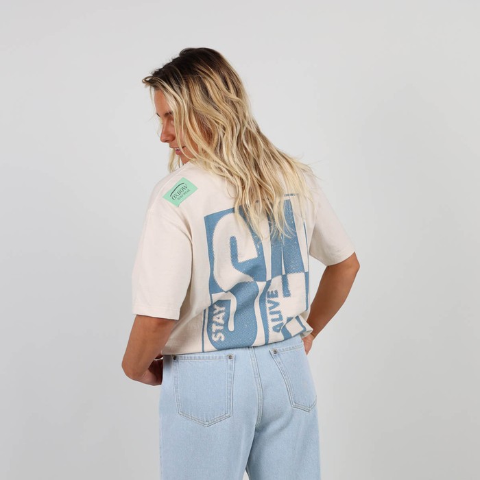 The iconic Oxbow t-shirt: made in France, a loose fit, a very heavy 290g jersey, the label on the shoulder, and an exclusive animation straight out of our archives. Q2FABRICE