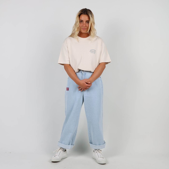 The iconic Oxbow t-shirt: made in France, a loose fit, a very heavy 290g jersey, the label on the shoulder, and an exclusive animation straight out of our archives. Q2FABRICE