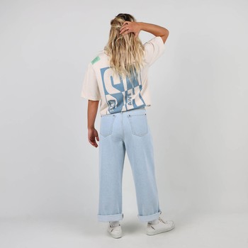 The iconic Oxbow t-shirt: made in France, a loose fit, a very heavy 290g jersey, the label on the shoulder, and an exclusive animation straight out of our archives. Q2FABRICE