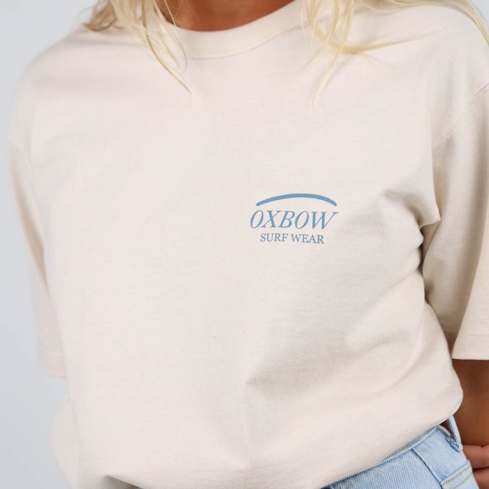 The iconic Oxbow t-shirt: made in France, a loose fit, a very heavy 290g jersey, the label on the shoulder, and an exclusive animation straight out of our archives. Q2FABRICE