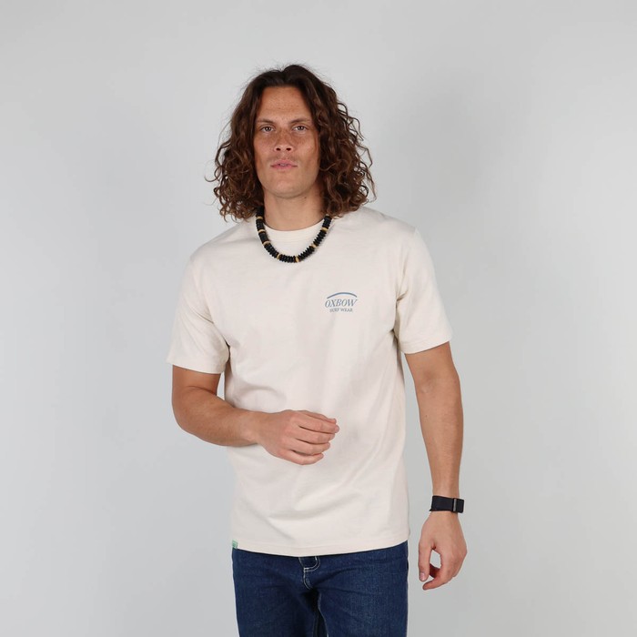 The iconic Oxbow t-shirt: made in France, a loose fit, a very heavy 290g jersey, the label on the shoulder, and an exclusive animation straight out of our archives. Q2FABRICE