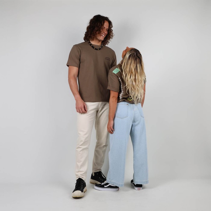 The iconic Oxbow t-shirt: made in France, a loose fit, a very heavy 290g jersey, the label on the shoulder, and an exclusive animation straight out of our archives. Q2ISABELLE