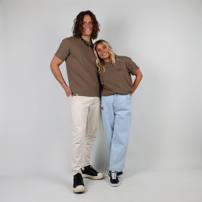 The iconic Oxbow t-shirt: made in France, a loose fit, a very heavy 290g jersey, the label on the shoulder, and an exclusive animation straight out of our archives. Q2ISABELLE