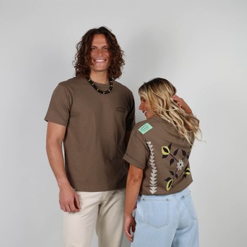 The iconic Oxbow t-shirt: made in France, a loose fit, a very heavy 290g jersey, the label on the shoulder, and an exclusive animation straight out of our archives. Q2ISABELLE