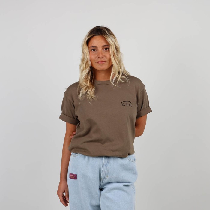 The iconic Oxbow t-shirt: made in France, a loose fit, a very heavy 290g jersey, the label on the shoulder, and an exclusive animation straight out of our archives. Q2ISABELLE