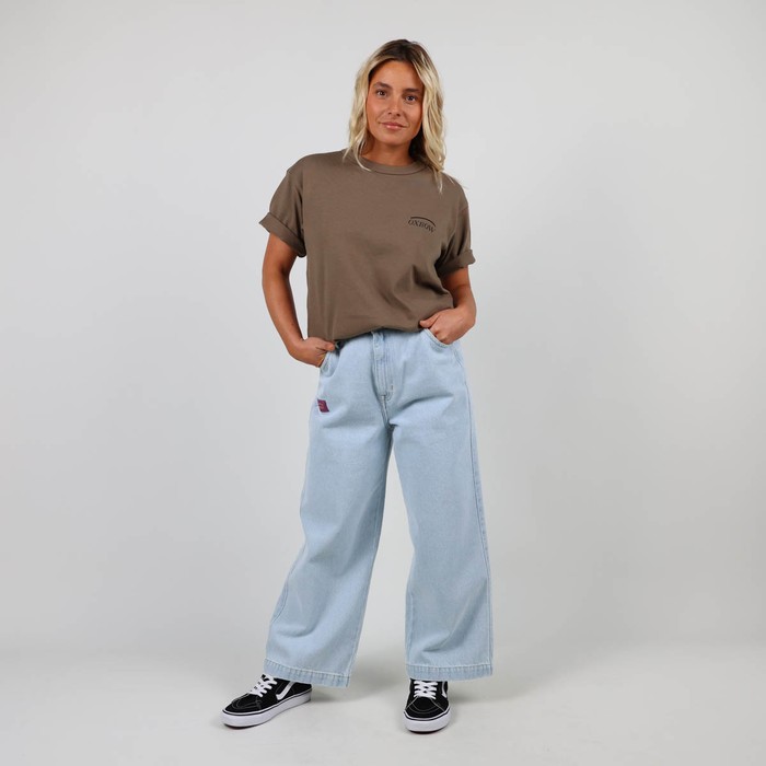 The iconic Oxbow t-shirt: made in France, a loose fit, a very heavy 290g jersey, the label on the shoulder, and an exclusive animation straight out of our archives. Q2ISABELLE