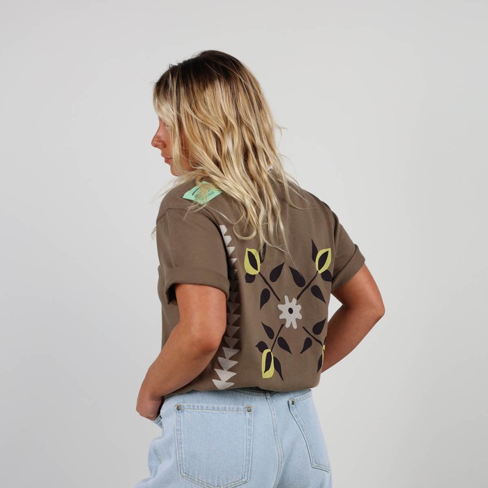 The iconic Oxbow t-shirt: made in France, a loose fit, a very heavy 290g jersey, the label on the shoulder, and an exclusive animation straight out of our archives. Q2ISABELLE