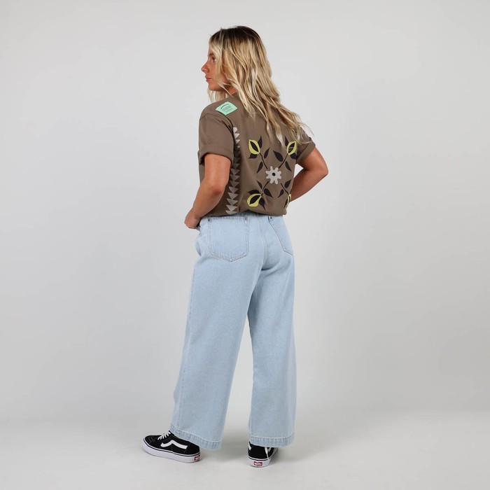 The iconic Oxbow t-shirt: made in France, a loose fit, a very heavy 290g jersey, the label on the shoulder, and an exclusive animation straight out of our archives. Q2ISABELLE