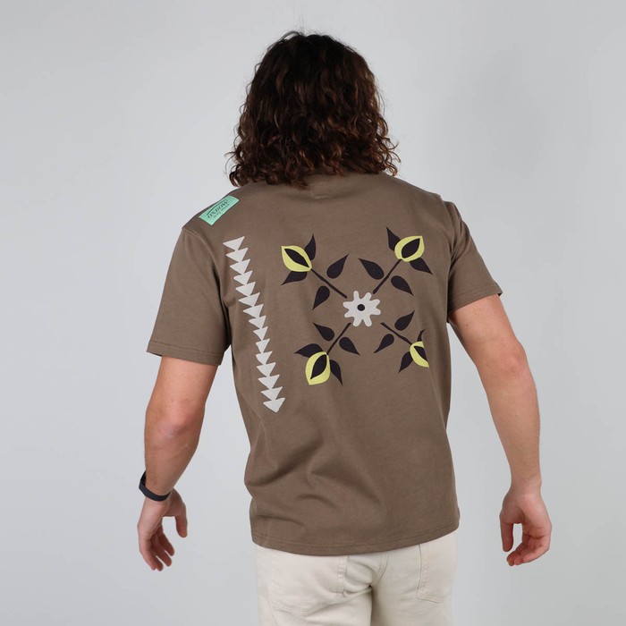 The iconic Oxbow t-shirt: made in France, a loose fit, a very heavy 290g jersey, the label on the shoulder, and an exclusive animation straight out of our archives. Q2ISABELLE