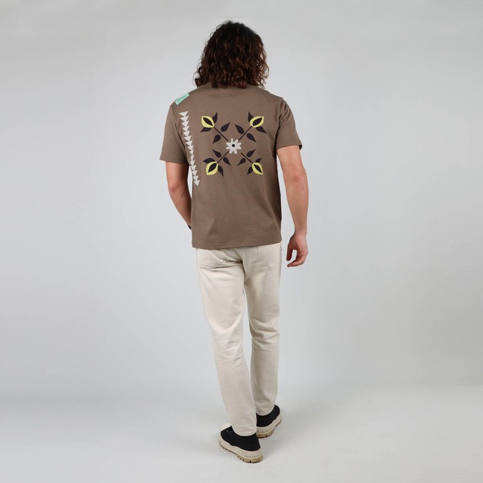 The iconic Oxbow t-shirt: made in France, a loose fit, a very heavy 290g jersey, the label on the shoulder, and an exclusive animation straight out of our archives. Q2ISABELLE