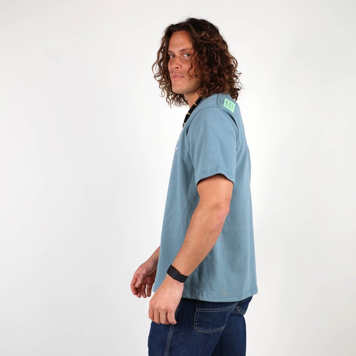 The iconic Oxbow t-shirt: made in France, an oversize fit, a very heavy 290g jersey, the label on the shoulder, and an exclusive animation straight out of our archives. Q2MATTHEW