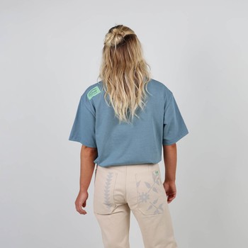 The iconic Oxbow t-shirt: made in France, an oversize fit, a very heavy 290g jersey, the label on the shoulder, and an exclusive animation straight out of our archives. Q2MATTHEW