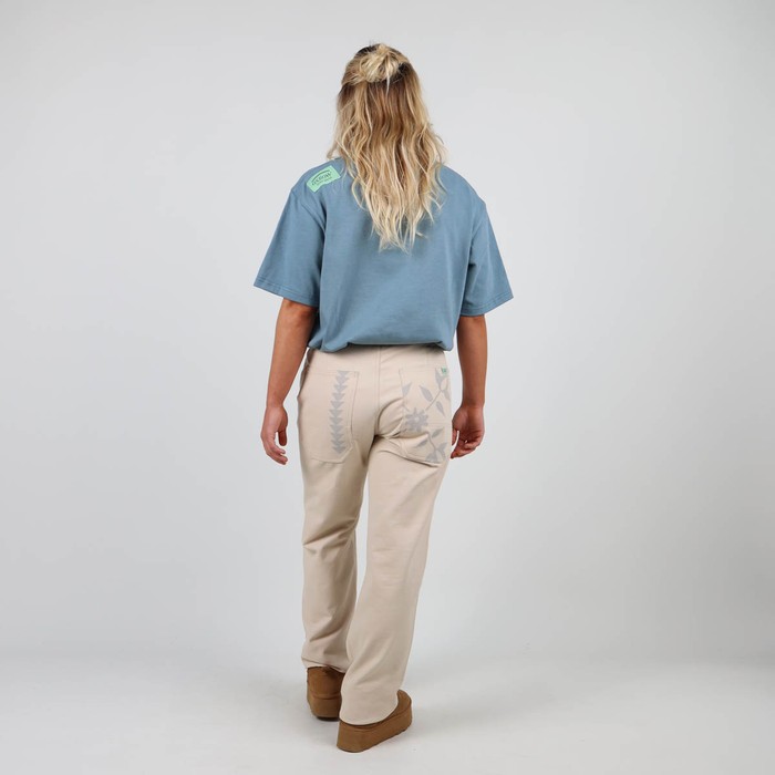 The iconic Oxbow t-shirt: made in France, an oversize fit, a very heavy 290g jersey, the label on the shoulder, and an exclusive animation straight out of our archives. Q2MATTHEW