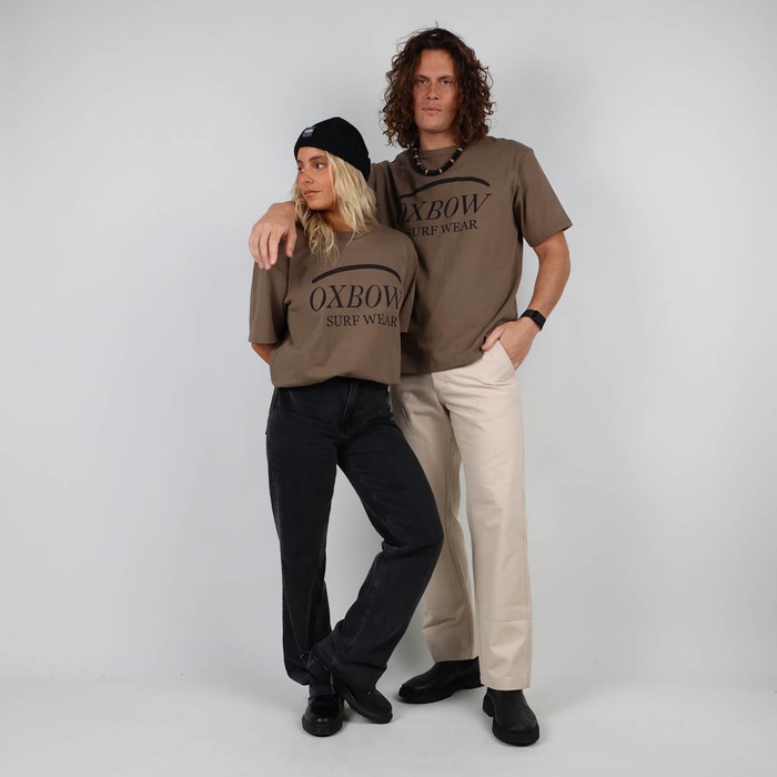 The iconic Oxbow t-shirt: made in France, an oversize fit, a very heavy 290g jersey, the label on the shoulder, and an exclusive animation straight out of our archives. Q2MATTHEW