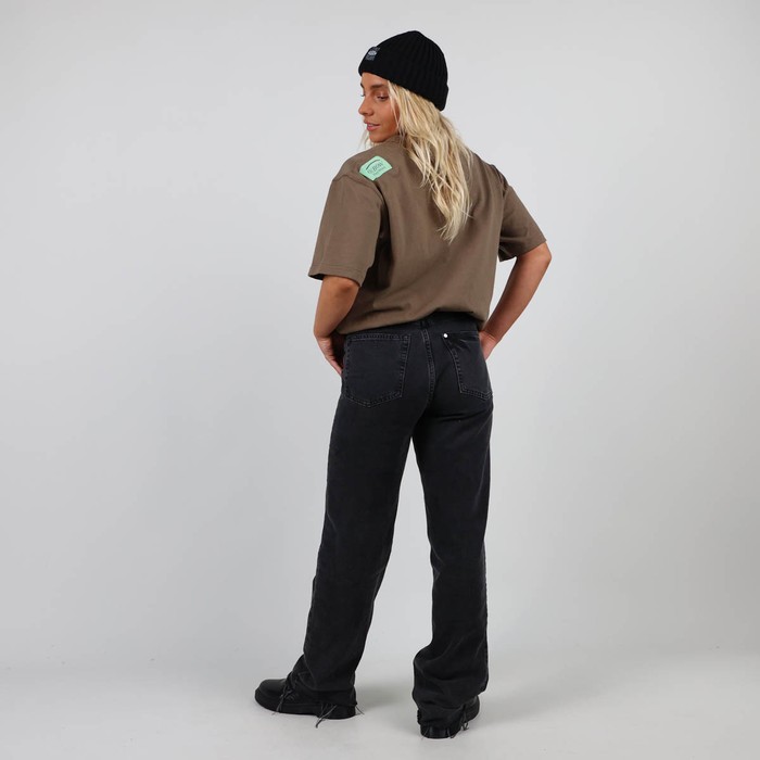 The iconic Oxbow t-shirt: made in France, an oversize fit, a very heavy 290g jersey, the label on the shoulder, and an exclusive animation straight out of our archives. Q2MATTHEW