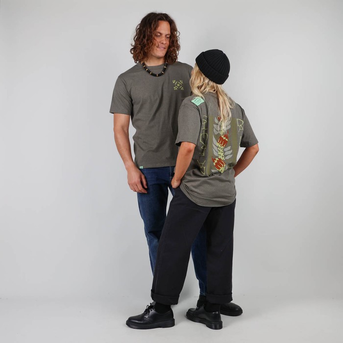 The iconic Oxbow t-shirt: made in France, the jaspé fabric, a loose fit, a very heavy jersey of 240grs, the label on the shoulder, and an exclusive animation straight out of our archives. Q2RAOUL