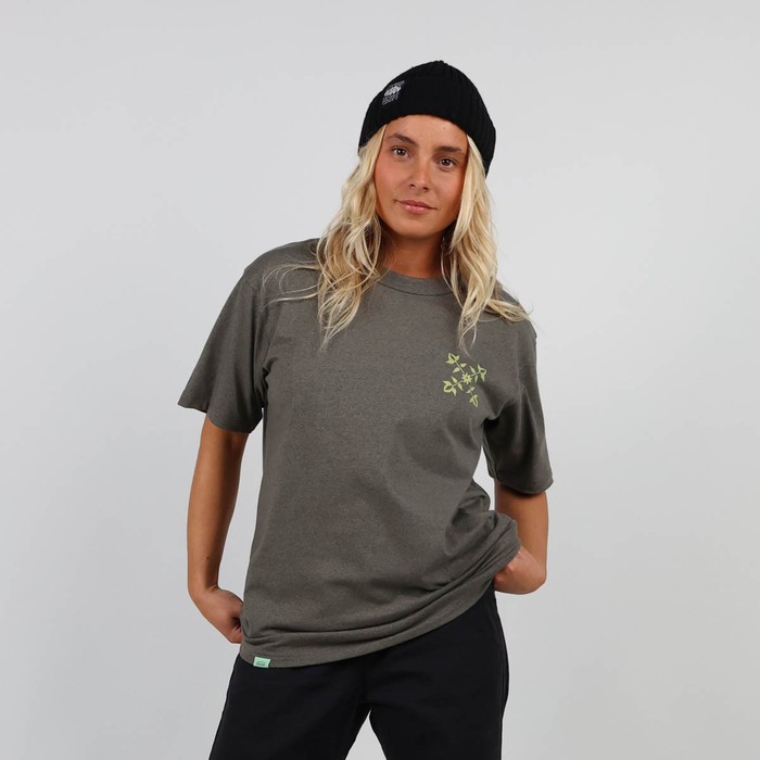 The iconic Oxbow t-shirt: made in France, the jaspé fabric, a loose fit, a very heavy jersey of 240grs, the label on the shoulder, and an exclusive animation straight out of our archives. Q2RAOUL