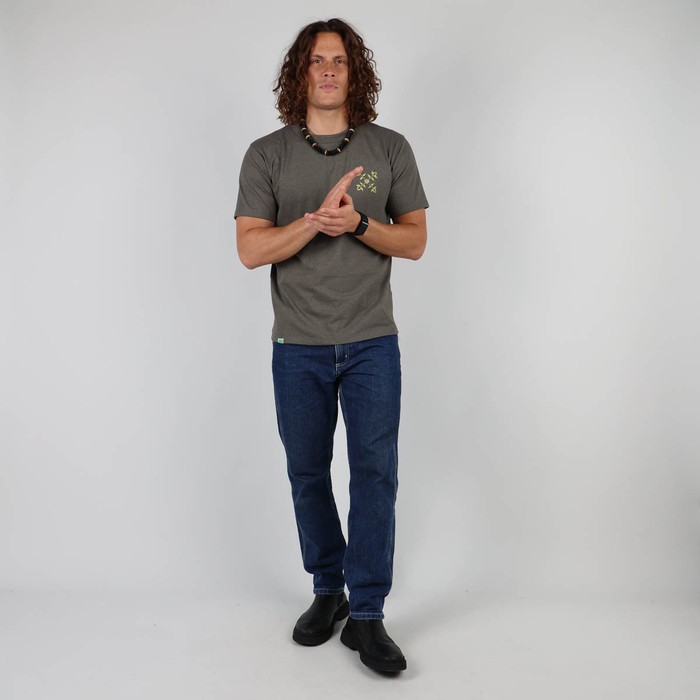 The iconic Oxbow t-shirt: made in France, the jaspé fabric, a loose fit, a very heavy jersey of 240grs, the label on the shoulder, and an exclusive animation straight out of our archives. Q2RAOUL