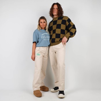 The VINCENT pants are made in France with a french twill fabric. Its vintage look is inspired by the DNA of Oxbow from the 90s. Q2VINCENT