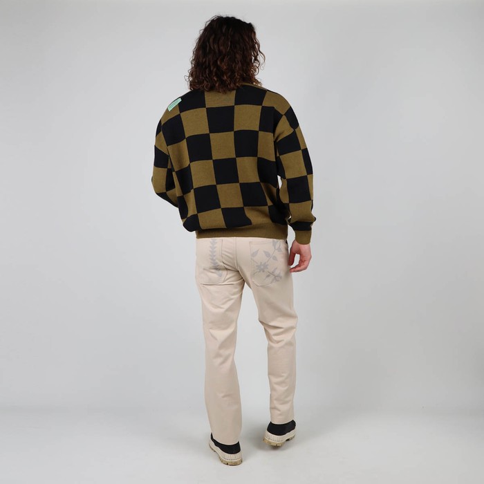 The VINCENT pants are made in France with a french twill fabric. Its vintage look is inspired by the DNA of Oxbow from the 90s. Q2VINCENT