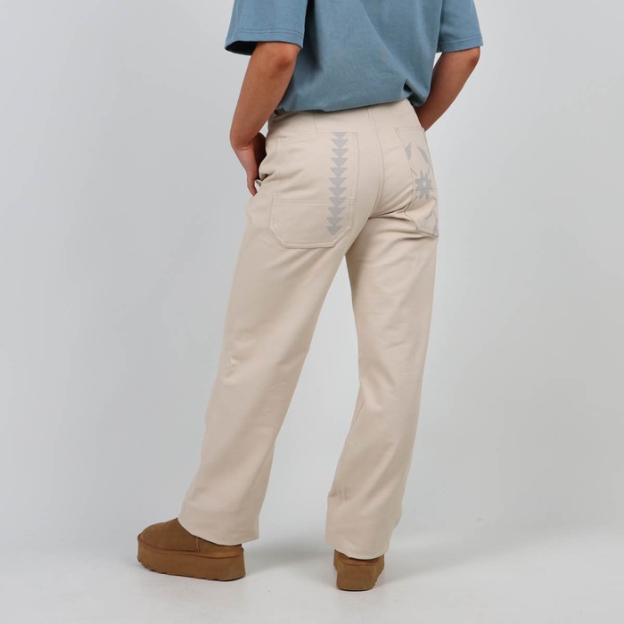 The VINCENT pants are made in France with a french twill fabric. Its vintage look is inspired by the DNA of Oxbow from the 90s. Q2VINCENT