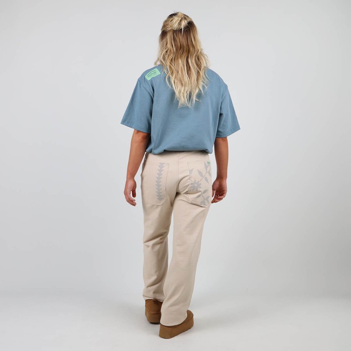 The VINCENT pants are made in France with a french twill fabric. Its vintage look is inspired by the DNA of Oxbow from the 90s. Q2VINCENT