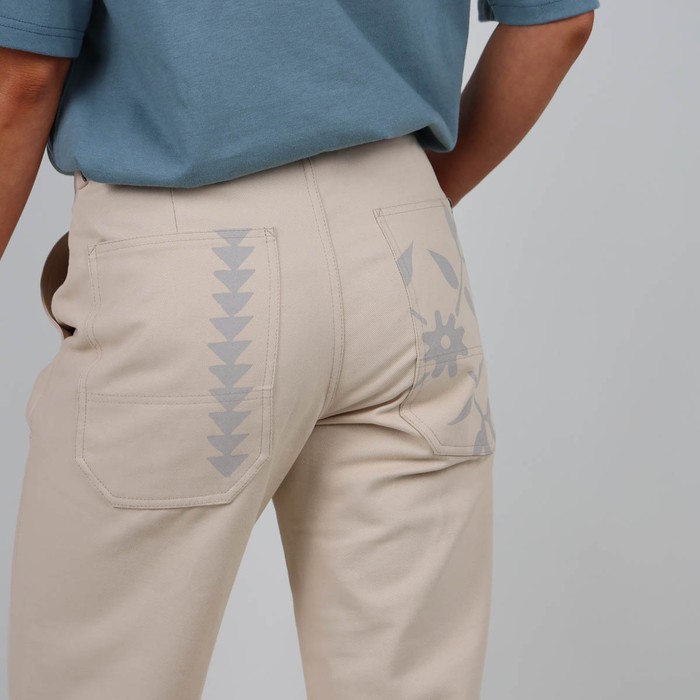 The VINCENT pants are made in France with a french twill fabric. Its vintage look is inspired by the DNA of Oxbow from the 90s. Q2VINCENT